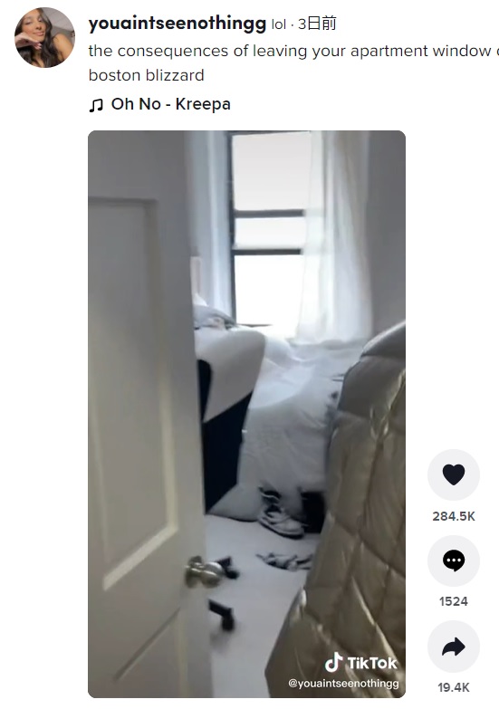 ベッドの上に降り積もっていた雪（画像は『lol　2022年1月30日付TikTok「the consequences of leaving your apartment window open during a boston blizzard」』のスクリーンショット）