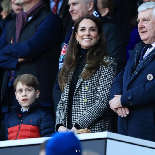 キャサリン妃の隣でラグビー観戦するジョージ王子（画像は『England Rugby　2022年2月26日付Instagram「Great to have The Duchess of Cambridge, Patron of the Rugby Football Union, and The Duke of Cambridge, Patron of the Welsh Rugby Union at Twickenham today.」』のスクリーンショット）