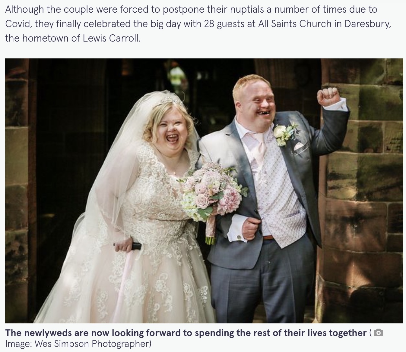 幸せいっぱいのリアさんとアンドリューさん（画像は『The Mirror　2022年3月17日付「EXCLUSIVE: Couple with Down’s syndrome who fell in love at first sight enjoy emotional wedding」（Image: Wes Simpson Photographer）』のスクリーンショット）