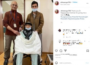 手術後、クリシュナン医師（左）と一緒に（画像は『Afsheen Gul　2022年3月13日付Instagram「Thank you Dr. Rajagopalan Krishnan for giving me a new life」』のスクリーンショット）