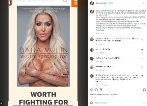 事件やその後について綴った本「Worth Fighting For」（画像は『Dana Vulin　2017年5月18日付Instagram「After years of working on my book」』のスクリーンショット）