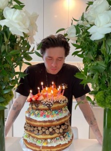 巨大なバースデーケーキの前で願い事をするブルックリン（画像は『brooklynbeckham　2022年3月4日付Instagram「Today I turned 23.」』のスクリーンショット）