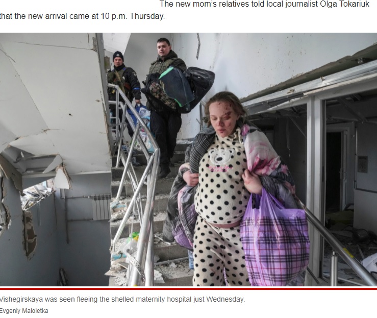 爆撃を受けた産院から退避するマリアナさん（画像は『New York Post　2022年3月11日付「Pregnant Ukrainian blogger seen fleeing maternity hospital blast has given birth」（Evgeniy Maloletka）』のスクリーンショット）