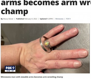 巨大サイズのジェフさんの結婚指輪（画像は『FOX 10 Phoenix　2022年2月9日付「Minnesota man with sizeable arms becomes arm wrestling champ」（FOX 9）』のスクリーンショット）