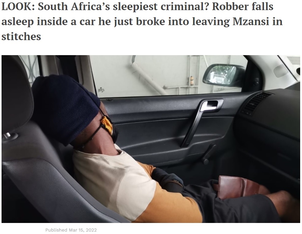 犯行後の車内で熟睡していた男（画像は『IOL　2022年3月15日付「LOOK: South Africa’s sleepiest criminal? Robber falls asleep inside a car he just broke into leaving Mzansi in stitches」』のスクリーンショット）