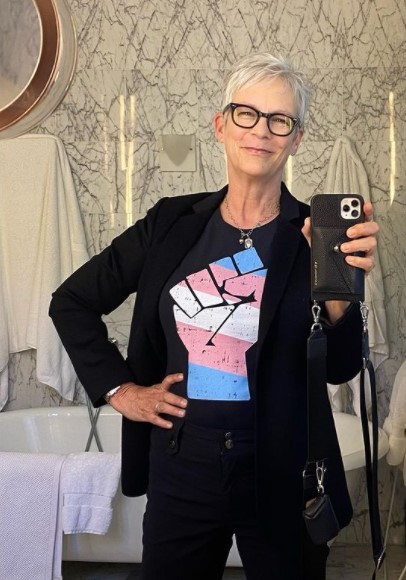 スタイル抜群のジェイミー・リー・カーティス（画像は『Jamie Lee Curtis　2022年3月9日付Instagram「We must always take sides.」』のスクリーンショット）