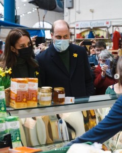 地元のマーケットの人達から話を聞く夫妻（画像は『Duke and Duchess of Cambridge　2022年3月1日付Instagram「It’s great to see the benefits first-hand that local businesses receive through their communities here in Wales this ＃StDavidsDay.」』のスクリーンショット）