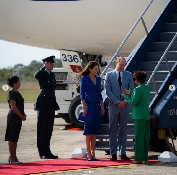 ベリーズの空港に到着したウィリアム王子とキャサリン妃（画像は『Duke and Duchess of Cambridge　2022年3月19日付Instagram「Arriving in Belize, the first stop of our Caribbean tour!」』のスクリーンショット）