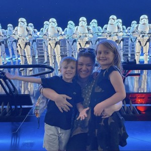 子供達2人とケリー（画像は『Kelly Clarkson　2021年7月25日付Instagram「“These aren’t the droids you’re looking for.”」』のスクリーンショット）