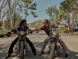 バイクにまたがり楽しそうなレニーとジェイソン（画像は『Lenny Kravitz　2022年3月19日付Instagram「Ride or die. Brothers for life.」』のスクリーンショット）
