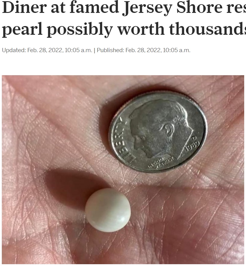 コインよりも小さな真珠がハマグリの中に（画像は『NJ.com　2022年2月28日付「Diner at famed Jersey Shore restaurant finds pearl possibly worth thousands in clam」（Photo courtesy of Michael Spressler）』のスクリーンショット）