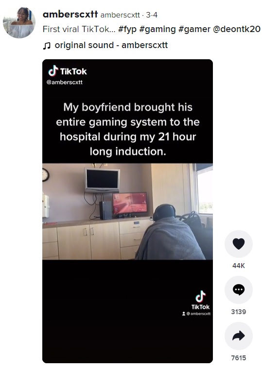 恋人が出産というのに病室でゲームする男性（画像は『amberscxtt　2022年3月4日付TikTok「First viral TikTok…」』のスクリーンショット）