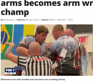 昨年秋、世界チャンピオンに輝いたジェフさん（画像は『FOX 10 Phoenix　2022年2月9日付「Minnesota man with sizeable arms becomes arm wrestling champ」（FOX 9）』のスクリーンショット）