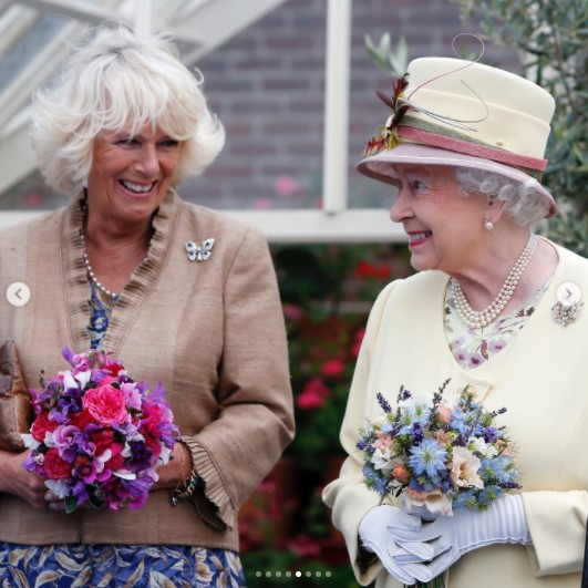 2014年、スコットランドでカミラ夫人と談話する様子（画像は『Duke and Duchess of Cambridge　2022年3月8日付Instagram「In this very special ＃PlatinumJubilee year, we celebrate Her Majesty The Queen and her historic 70 years of service on ＃IWD2022.」』のスクリーンショット）