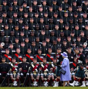 スコットランドで軍隊の前を歩くエリザベス女王（画像は『Duke and Duchess of Cambridge　2022年3月8日付Instagram「In this very special ＃PlatinumJubilee year, we celebrate Her Majesty The Queen and her historic 70 years of service on ＃IWD2022.」』のスクリーンショット）