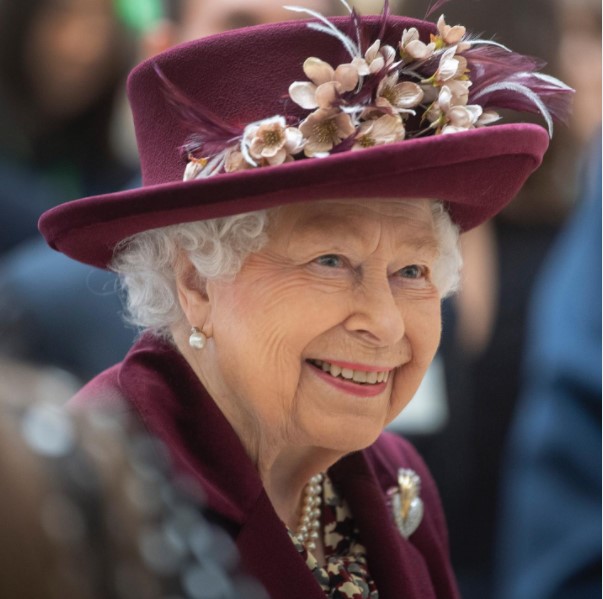 対面式の公務に復帰したエリザベス女王（画像は『The Royal Family　2021年4月21日付Instagram「Today is The Queen’s 95th birthday.」』のスクリーンショット）