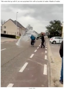 スタッフらはバケツの水を浴びせて男性を撃退（画像は『LADbible　2022年3月25日付「Car Salesman Throws Bucket Of Water Over Cyclist Who Keeps Spitting On Vehicles Every Day」（Credit: CEN）』のスクリーンショット）