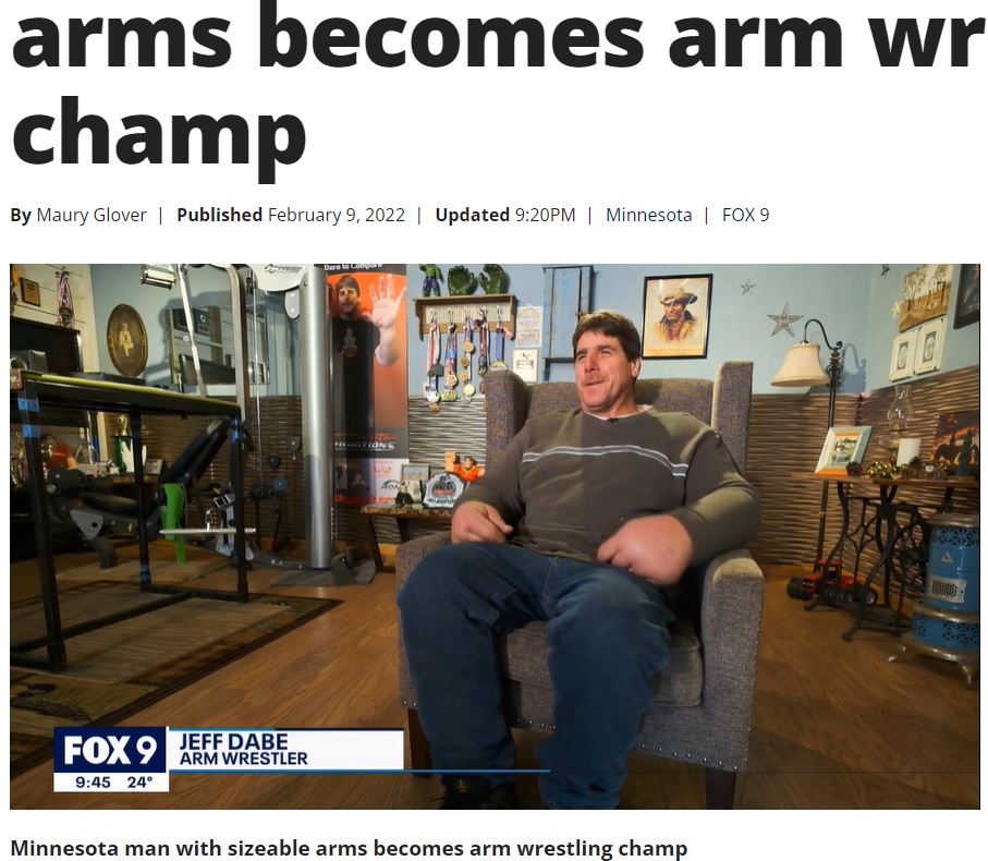 拳のサイズが自身の顔と同じくらいの男性（画像は『FOX 10 Phoenix　2022年2月9日付「Minnesota man with sizeable arms becomes arm wrestling champ」（FOX 9）』のスクリーンショット）