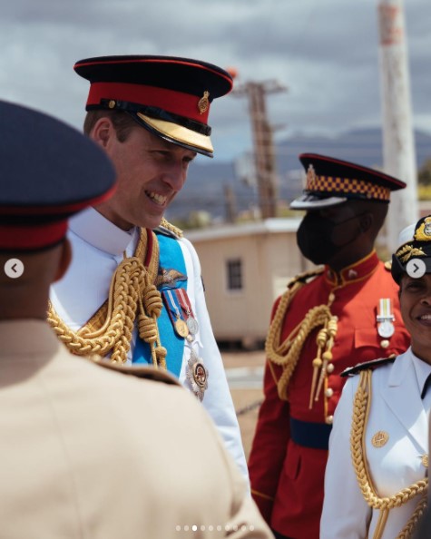 若い軍人たちと対話するウィリアム王子（画像は『Duke and Duchess of Cambridge　2022年3月24日付Instagram「An honour to attend the inaugural Commissioning Parade for the Initial Officer Training Programme at the Caribbean Military Academy this morning.」』のスクリーンショット）