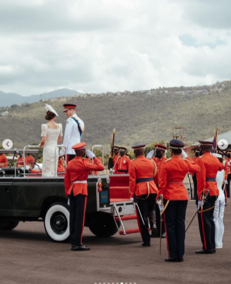 ランドローバーの荷台に立つウィリアム王子夫妻（画像は『Duke and Duchess of Cambridge　2022年3月24日付Instagram「An honour to attend the inaugural Commissioning Parade for the Initial Officer Training Programme at the Caribbean Military Academy this morning.」』のスクリーンショット）