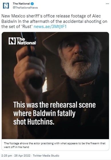 銃を使ってリハーサルをするアレック（画像は『The National　2022年4月25日付Twitter「New Mexico sheriff’s office release footage of Alec Baldwin in the aftermath of the accidental shooting on the set of ‘Rust’」』のスクリーンショット）