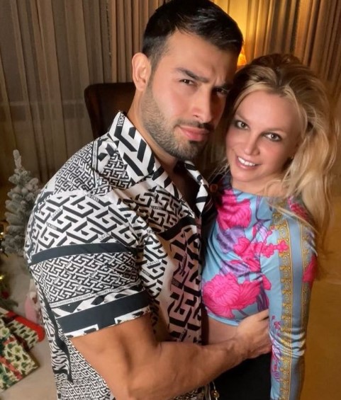 昨年のクリスマスを共に過ごしたブリトニーとサムさん（画像は『Sam Asghari　2021年12月25日付Instagram「A very Merry Xmas」』のスクリーンショット）