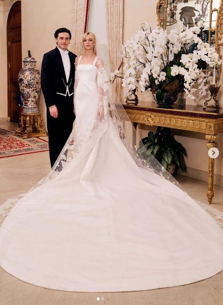 豪華なウエディングドレスを纏うニコラと新郎のブルックリン（画像は『Vogue　2022年4月10日付Instagram「It's official: ＠nicolaannepeltz and ＠brooklynbeckham are married!」』のスクリーンショット）