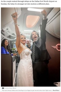 「こんなにすべてがうまく行くなんて」感無量のパムさんとジェレミーさん（画像は『ABC News　2022年4月29日付「Couple gets married on flight after cancellations ruin wedding plans」（Courtesy Kaitlyn Manzer）』のスクリーンショット）