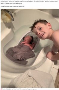 突然生まれたハーベイ君を可愛がる兄のネイト君（画像は『The Daily Star　2022年4月6日付「Mum gives birth to baby in the shower - but didn’t even know she was pregnant」（Image: Dimitty/SWNS）』のスクリーンショット）