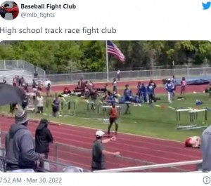 殴られ倒れこむランナー（画像は『Baseball Fight Club　2022年3月30日付Twitter「High school track race fight club」』のスクリーンショット）