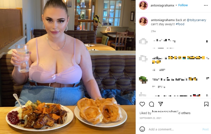 カロリーが高そうな食事を摂るアントニアさん（画像は『Antonia Graham　2021年9月23日付Instagram「Back at ＠tobycarvery」』のスクリーンショット）