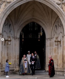 寺院で司祭と談話するウィリアム王子とキャサリン妃（画像は『Duke and Duchess of Cambridge　2022年4月25日付Instagram「Commemorating Australians and New Zealanders who have lost their lives in conflict and paying thanks to all those who have served this ＃AnzacDay.」』のスクリーンショット）