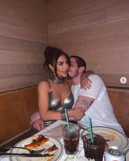 ディナーの席で寄り添うキムとピート（画像は『Kim Kardashian　2022年4月11日付Instagram「late nite snack」』のスクリーンショット）