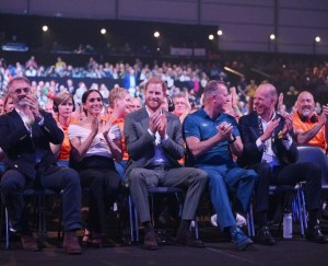 会場の最前列に座る夫妻（画像は『Invictus Games Foundation　2022年4月16日付Instagram「Joined by our CEO Dominic Reid and former Dutch Team Captain Edwin de Wolf, our Patron, The Duke of Sussex and The Duchess of Sussex are here at the Opening Ceremony of the Invictus Games The Hague 2020.」』のスクリーンショット）