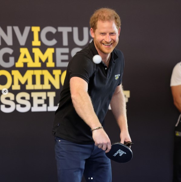 「インヴィクタス・ゲーム」で卓球に挑戦するヘンリー王子（画像は『Invictus Games Foundation　2022年4月19日付Instagram「Our Patron, The Duke of Sussex, enjoyed a game of table tennis today with our hosts for the next Invictus Games」』のスクリーンショット）