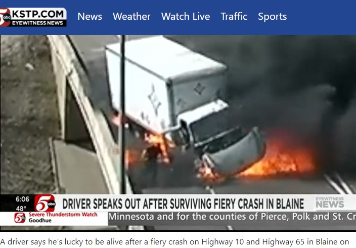 助手席側から脱出したミッチェルさん（画像は『5 EYEWITNESS NEWS　2022年4月13日付「Driver survives fiery crash on highway in Blaine」』のスクリーンショット）