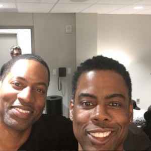 トニー（左）とのツーショットで弟の誕生日を祝ったクリス・ロック（画像は『Chris Rock　2019年6月30日付Instagram「Happy birthday to coolest younger brother of all time.」』のスクリーンショット）