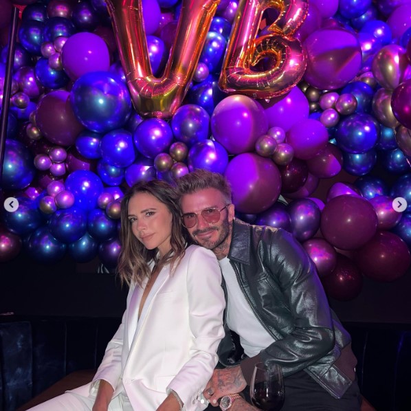 23回目の結婚記念日はパリで過ごしたベッカム夫妻（画像は『Victoria Beckham　2022年4月18日付Instagram「Such a special birthday celebrating with my family and close friends.」』のスクリーンショット）