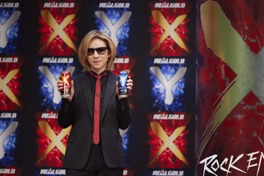 「リアルゴールドX」「リアルゴールドY」を手に持つYOSHIKI