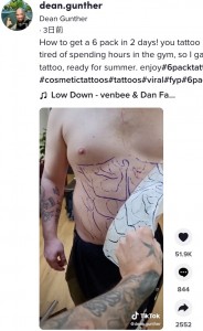 お腹にタトゥーの下書きを（画像は『Dean Gunther　2022年5月4日付TikTok「How to get a 6 pack in 2 days!」』のスクリーンショット）