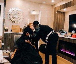 コンサートの楽屋でキスを交わす2人（画像は『Adele　2022年5月11日付Instagram「Time flies」』のスクリーンショット）