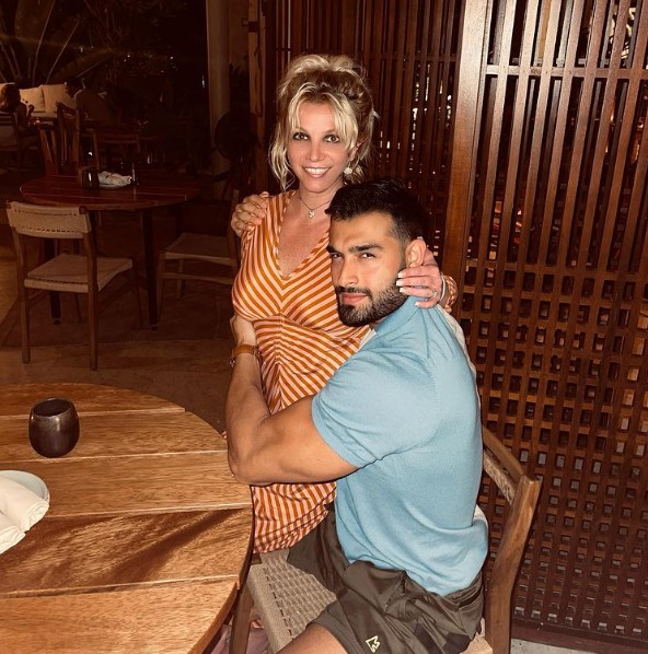 先月に妊娠を公表していたブリトニーと婚約者サムさん（画像は『Sam Asghari　2022年5月9日付Instagram』のスクリーンショット）