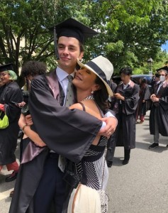 卒業式の日、ディランさんと抱き合うキャサリン（画像は『Catherine Zeta-Jones　2022年5月29日付Instagram「Graduation congratulations to my boy, my pride, my joy, Dylan.」』のスクリーンショット）