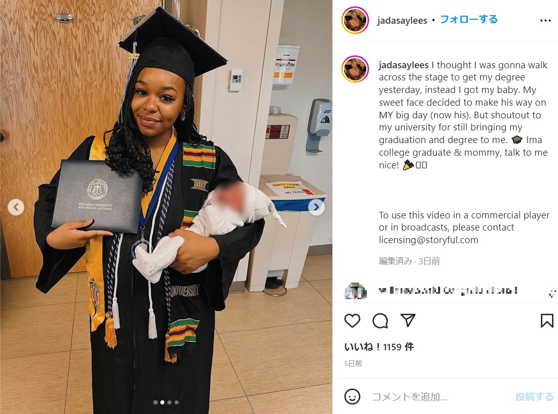 病室で卒業証書を受け取った女子学生（画像は『Jada Sayles 2022年5月16日付Instagram「I thought I was gonna walk across the stage to get my degree yesterday, instead I got my baby. 」』のスクリーンショット）