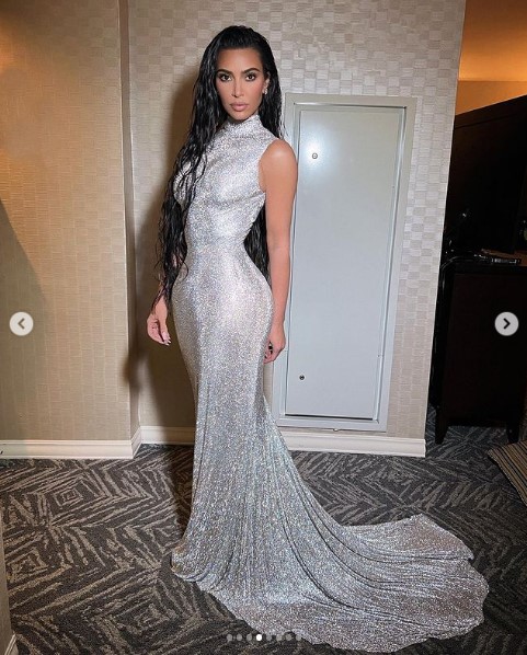 「バレンシアガ」のロングドレスで決めたキム（画像は『Kim Kardashian　2022年4月30日付Instagram「White House din din」』のスクリーンショット）