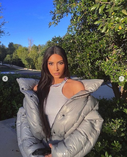 批判をものともしないキム・カーダシアン（画像は『Kim Kardashian　2022年3月26日付Instagram「K I M thx ＠ericdajeweler」』のスクリーンショット）