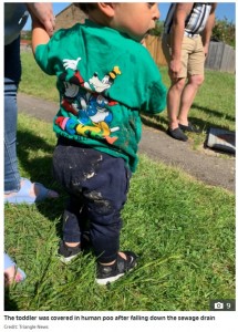 大きなケガは無かったテオ君（画像は『The Sun　2022年5月24日付「DRAIN PLUNGE Horrifying moment tot falls down ‘faulty’ drain shaft as mum looks on in terror」（Credit: Triangle News）』のスクリーンショット）