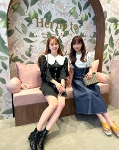 指原莉乃と村重杏奈（画像は『村重杏奈です　2022年4月17日付Instagram「さしさんと ＠herlipto の展示会に」』のスクリーンショット）