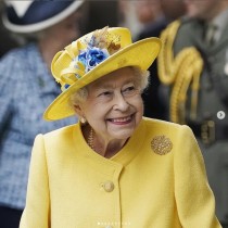 【イタすぎるセレブ達】エリザベス女王、カミラ夫人にガーター勲章を授与　女王の近影に「美しい」と歓喜の声