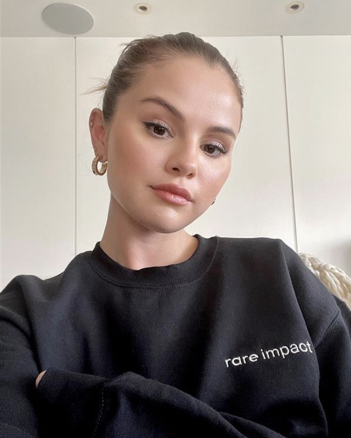 新たなロマンス説が浮上するも、シングルであると主張したセレーナ（画像は『Selena Gomez　2022年5月2日付Instagram「Living in my Rare Impact sweatshirt.」』のスクリーンショット）
